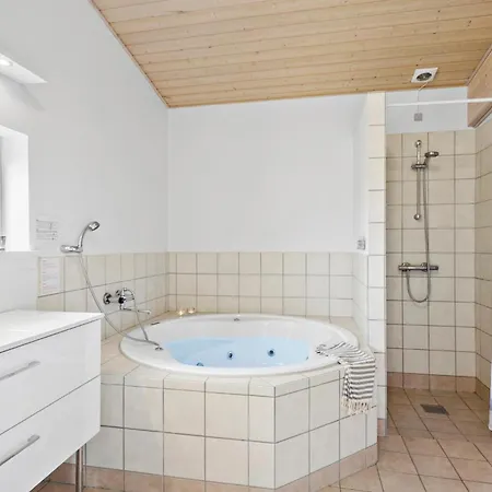 4 Bedroom Nice Home In Faaborg פאבורג
